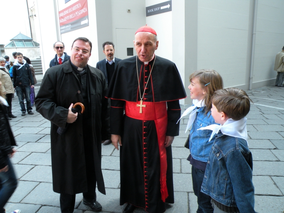 La Santa Sindone - Il Cardinal Poletto si intrattiene con i pellegrini_17.JPG